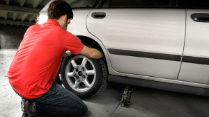 Five Tips to Replace a Flat Tire Safely